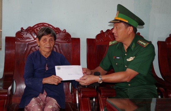 Bộ Chỉ huy BĐBP tỉnh trao tiền phụng dưỡng cho Mẹ Đặng Thị Tịnh (huyện Sa Thầy) là Mẹ liệt sỹ Nguyễn Văn Thìn, hy sinh năm 1984 vị sự nghiệp bảo vệ chủ quyền an ninh biên giới quốc gia.
