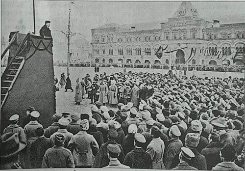 Lãnh tụ V.I.Lenin phát biểu tại Quảng trường Đỏ nhân kỷ niệm một năm Cách mạng Tháng Mười Nga vĩ đại. Ảnh: Topwar.ru