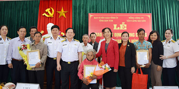 Lãnh đạo Tổng Công ty Tân cảng Sài Gòn và tỉnh Kon Tum chụp hình lưu niệm với Mẹ VNAH và thân nhân Mẹ VNAH tại buổi Lễ