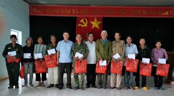 Phó trưởng Ban TGTU Nguyễn Hồng Tâm và Bí thư Đảng ủy xã Trần Trọng Bằng trao quà của Ban Tuyên giáo Tỉnh ủy cho gia đình chính sách xã Đăk Pxy