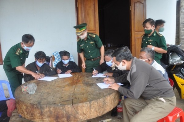 Đồn Biên phòng Đăk Long tuyên truyền người dân thôn Pêng Bloong (xã Đăk Long, Đăk Glei) ký cam kết thực hiện các biện pháp phòng, chống dịch Covid-19. (ảnh: baokontum.com.vn)