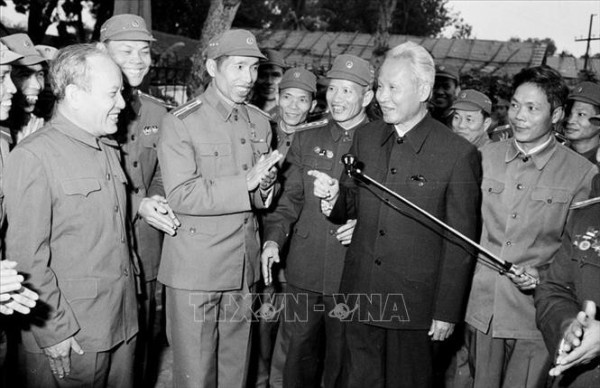 Thủ tướng Phạm Văn Đồng và các chiến sỹ công an nhân dân trong ngày ngành Công an đón nhận danh hiệu Anh hùng Lực lượng vũ trang nhân dân (5/1/1980). Ảnh tư liệu: Kim Hùng/TTXVN