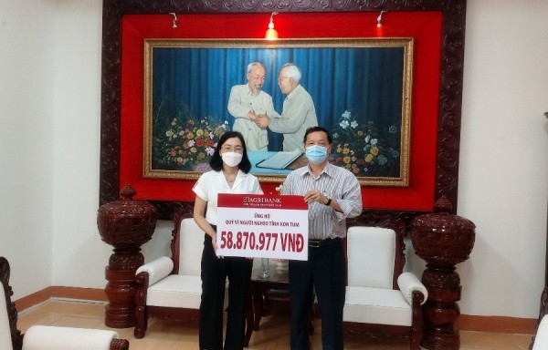 Phó Giám đốc Ngân hàng NN&PTNT tỉnh trao bản ủng hộ Quỹ vì nghèo cho Đc Bùi Duy Chung - PCT.UBMTQ tỉnh