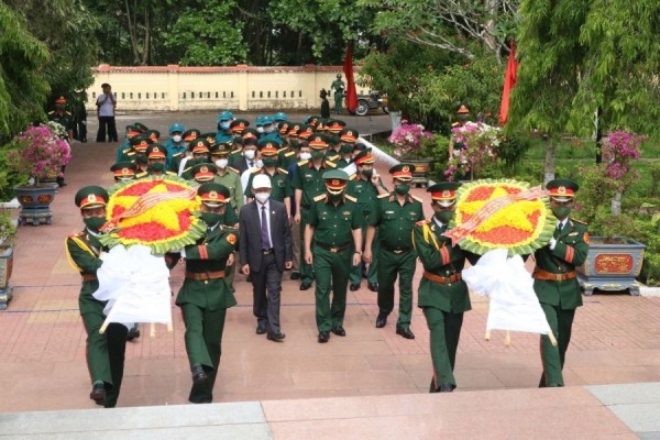 Các đại biểu dâng hoa, dâng hương tại Nghĩa trang Liệt sĩ huyện Đăk Tô