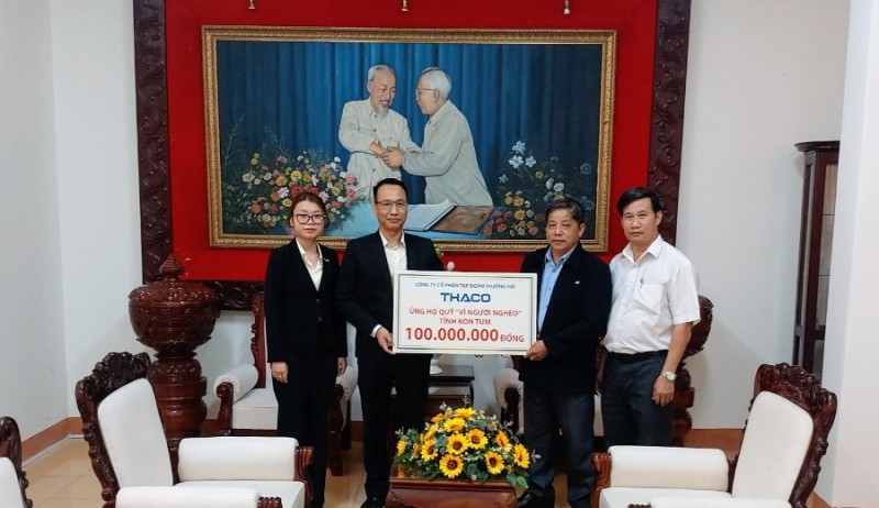 Ông Nguyễn Ngọc Hải, Giám đốc Công ty Cổ phần Tập đoàn Trường Hải THACO trao bảng ủng hộ 100 triệu cho Quỹ Vì người nghèo tỉnh Kon Tum