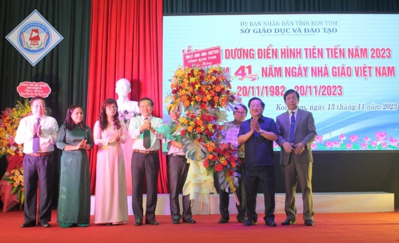 Đồng chí Nguyễn Văn Hòa- Phó Bí thư Tỉnh ủy và  đồng chí Lê Ngọc Tuấn- Chủ tịch UBND tỉnh tặng lẵng hoa chúc mừng