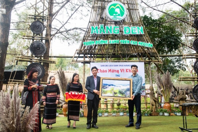 Lãnh đạo huyện Kon Plông chúc mừng và tặng quà cho vị khách thứ 1.000.000 đến Khu du lịch sinh thái Măng Đen trong năm 2023. (ảnh: baokontum.com.vn)