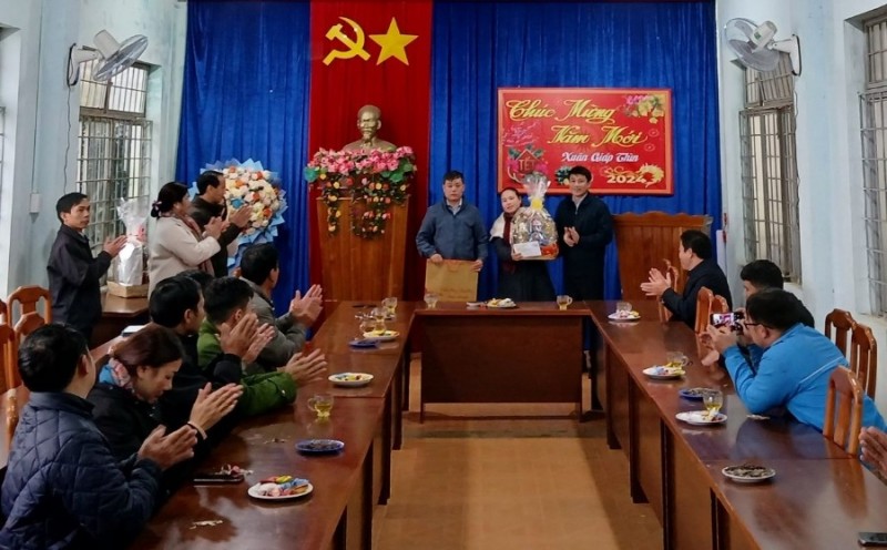 Đồng chí Huỳnh Quốc Huy tặng quà Tết cho tập thể lãnh đạo xã Hiếu
