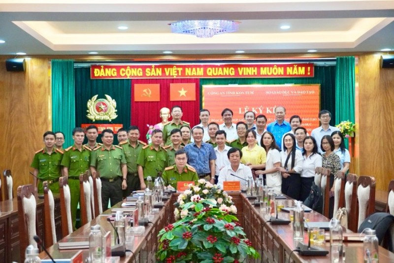 Đồng chí Đại tá Nguyễn Ngọc Sinh, Phó Giám đốc Công an tỉnh và đồng chí Đoàn Thành Nhân, Phó Giám đốc Sở GD&ĐT ký kết Kế hoạch phối hợp giữa 2 đơn vị.