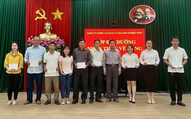 Đồng chí Bùi Thái Trọng, TUV, Bí thư Đảng uỷ Khối trao Giấy chứng nhận hoàn thành khoá học cho học viên