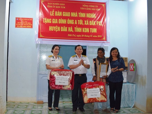 Hình 2: Đại diện lãnh đạo Tổng Cty Tân cảng Sài Gòn và lãnh đạo Ban Tuyên giáo Tỉnh ủy trao quyết định tặng nhà và đồ dùng sinh hoạt cho gia đình ông A Tới