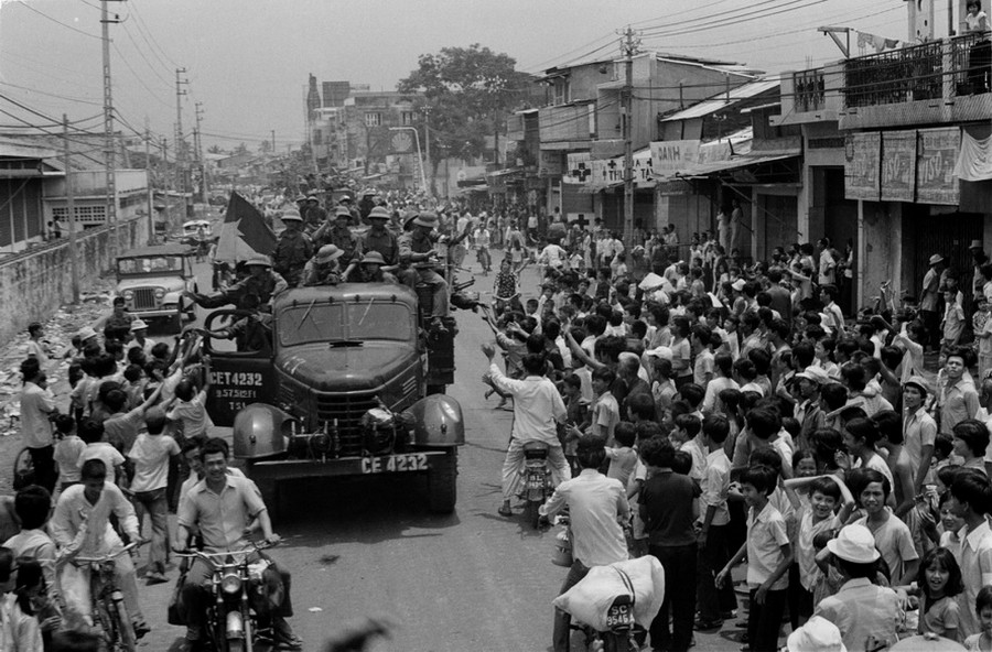 Nhân dân Sài Gòn đón chào quân Giải phóng tiến vào giải phóng thành phố, ngày 30-4-1975. (Ảnh: Hứa Kiểm-TTXVN)