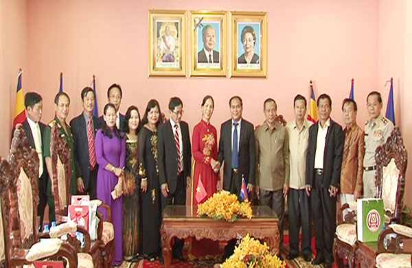 Lãnh đạo tỉnh Kon Tum và tỉnh Stung Treng chụp hình lưu niệm
