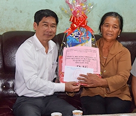 Đồng chí Đặng Thanh Long - Ủy viên Ban Thường vụ, Trưởng ban Nội chính Tỉnh ủy thăm và tặng quà cho bà Y Nhít ở xã Đăk Trăm (nguồn ảnh: baokontum.com.vn)