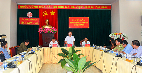 Đồng chí Nguyễn Hữu Tháp phát biểu tại buổi họp báo