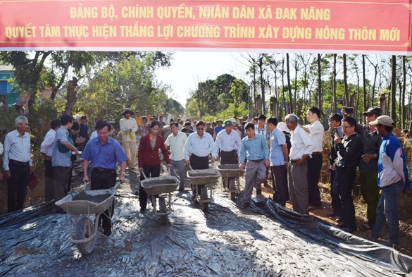 Lãnh đạo tỉnh tham gia làm đường với nhân dân xã Đăk Năng (TP.Kon Tum) đầu năm (ảnh: Phi Em)