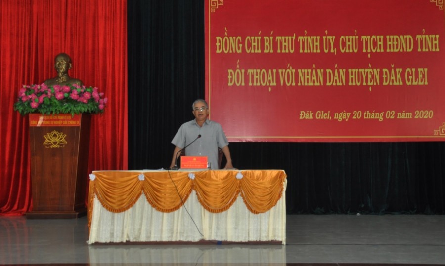 Đồng chí Bí thư Tỉnh ủy Nguyễn Văn Hùng đối thoại với người dân huyện Đăk Glei. Ảnh: TVP