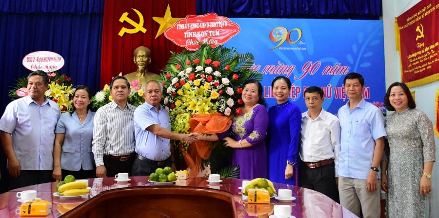 Lãnh đạo tỉnh tặng hoa chúc mừng Hội LHPN tỉnh. Ảnh: HT