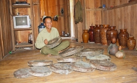 Gia đình anh Đinh Nan (xã Đăk Pne, Kon Rẫy) không bán cồng chiêng dù với giá nào, để sau này các con có cồng chiêng để bảo tồn, nối tiếp các giá trị văn hóa truyền thống của dân tộc mình (nguồn ảnh: baokontum.com.vn)