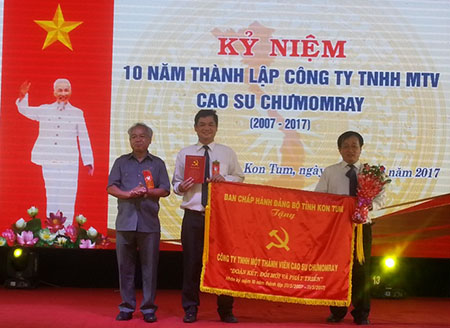 Đồng chí A Pớt - Phó Bí thư Tỉnh ủy, Trưởng Đoàn đại biểu Quốc hội tỉnh tặng bức trướng cho lãnh đạo Công ty TNHH MTV Cao su Chư Mom Ray (nguồn ảnh: kontum.gov.vn)