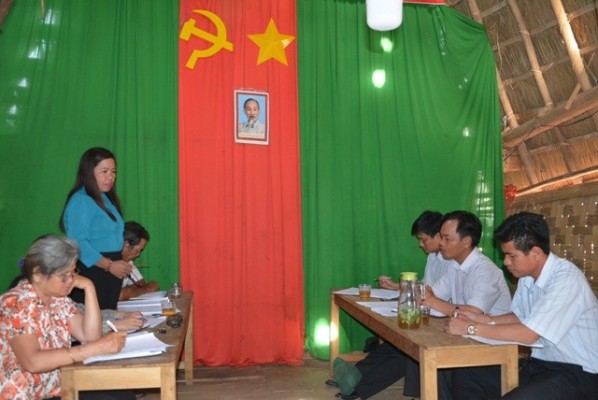 Một buổi sinh hoạt định kỳ của Chi bộ thôn 4 thuộc Đảng bộ xã Đăk Pxy có cán bộ huyện tham dự