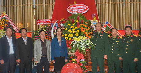 Đồng chí Y Mửi tặng hoa chúc mừng cán bộ, chiến sĩ Bộ CHQS tỉnh