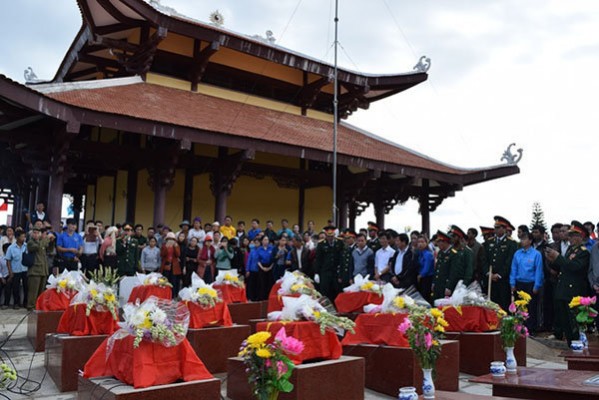 Cán bộ, nhân dân, đồng đội và thân nhân đưa các Liệt sĩ về nơi an nghỉ cuối cùng trong Khuôn viên Khu tưởng niệm liệt sĩ Chư Tan K'ra (nguồn ảnh: kontum.gov.vn)