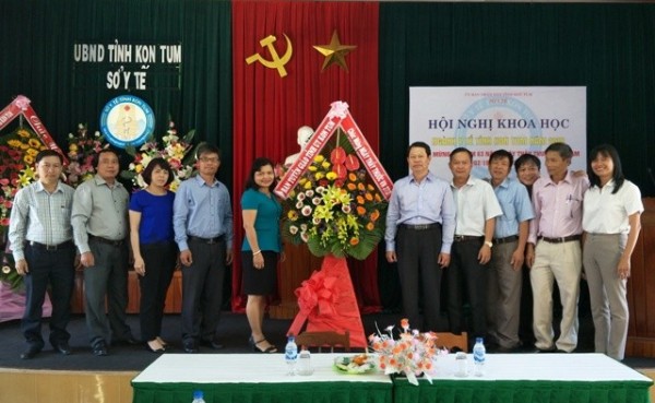 Lãnh đạo Ban Tuyên giáo Tỉnh ủy tặng lẳng hoa chúc mừng ngày Thầy thuốc Việt Nam tại Sở Y tế