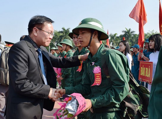 Chủ tịch UBND tỉnh Nguyễn Văn Hòa tặng hoa, quà và động viên tân binh trước khi lên đường