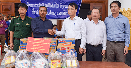 Đồng chí Lại Xuân Lâm trao tiền và quà hỗ trợ nhân dân tỉnh Attapư