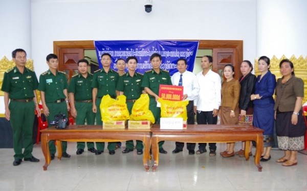 Bộ đội Biên phòng Kon Tum tặng tiền, hàng cứu trợ cho chính quyền tỉnh Attapư (Lào)