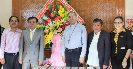 Các đồng chí lãnh đạo tỉnh tặng lẵng hoa chúc mừng Tòa giám mục