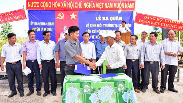Thôn 2, xã Ia Dom, huyện Ia H’Drai ký cam kết bảo vệ kết cấu hạ tầng nông thôn trong Lễ ra quân đầu năm mới Kỷ Hợi 2019 (nguồn: kontum.gov.vn)