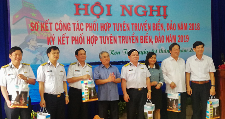 Lãnh đạo tỉnh Kon Tum tặng quà lưu niệm các đại biểu. Ảnh: QT