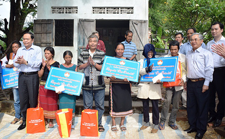 Lãnh đạo Ủy ban Trung ương MTTQ Việt Nam và lãnh đạo tỉnh thăm, tặng kinh phí hỗ trợ làm nhà cho hộ nghèo ở xã Chư Hreng (thành phố Kon Tum). Ảnh: DN