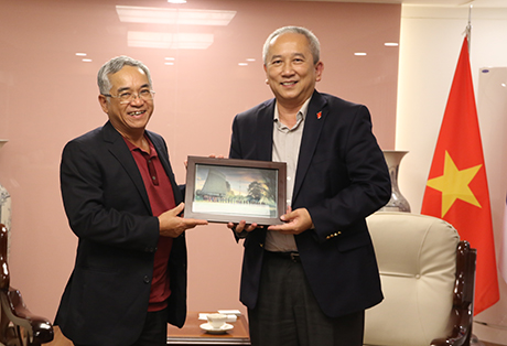 Đoàn tặng quà lưu niệm với Đại sứ Đặc mệnh Toàn quyền của Việt Nam tại Hàn Quốc.