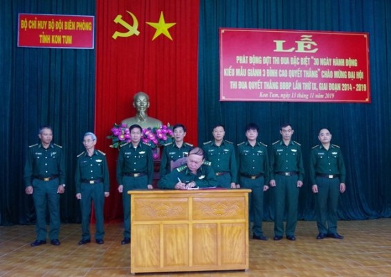 Các cơ quan, đơn vị trong BĐBP Kon Tum ký kết giao ước thi đua.