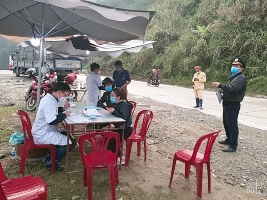 Lực lượng chức năng kiểm tra tại Chốt đèo Lò Xo. (ảnh của VP – baokontum.com.vn)