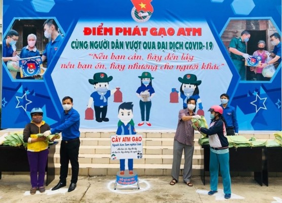 Tuổi trẻ Kon Tum tổ chức “ATM gạo” góp phần giúp người dân vượt qua đại dịch Covid-19 trên địa bàn. (ảnh: baokontum.com.vn)