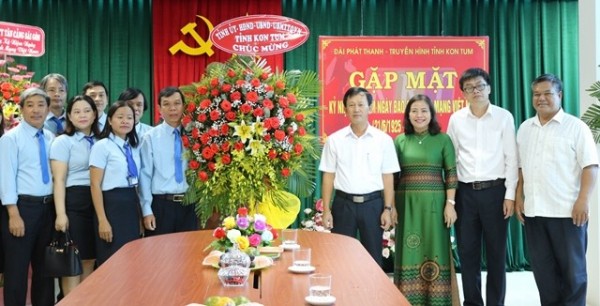 Thường trực Tỉnh ủy, HĐND, UBND, UBMTTQVN tỉnh tặng hoa chúc mừng Ngày Báo chí Cách mạng Việt Nam cho tập thể Đài PT-TH tỉnh