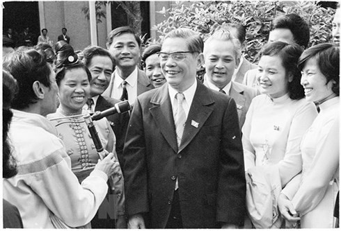 Tổng Bí thư Nguyễn Văn Linh với các đại biểu dự Đại hội Đảng VI - Đại hội "Đổi mới" của Việt Nam diễn ra tại Hà Nội từ ngày 15-18/12/1986. Ảnh TTXVN