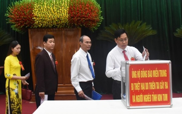 Các đại biểu dự Đại hội Thi đua yêu nước tỉnh Kon Tum lần thứ VIII, giai đoạn 2020 - 2025 hưởng ứng lời kêu gọi ủng hộ đồng bào miền Trung và người nghèo trên địa bàn tỉnh. (nguồn ảnh: baokontum.com.vn)
