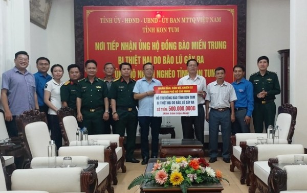 Đồng chí Nguyễn Hữu Hiệp trao bảng hỗ trợ tiền cho tỉnh Kon Tum