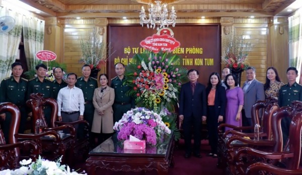 Đồng chí Nguyễn Văn Hòa tặng lẵng hoa chúc mừng cán bộ chiến sĩ BĐBP tỉnh. Ảnh: ĐN