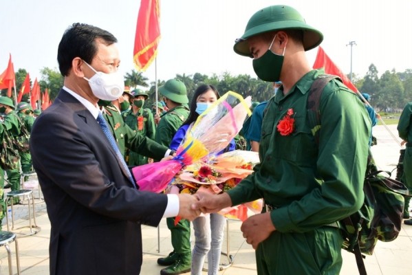 Đồng chí Bí thư Tỉnh ủy Dương Văn Trang tặng hoa, động viên các tân binh lên đường làm NVQS tại thành phố Kon Tum (ảnh: kontum.gov.vn)