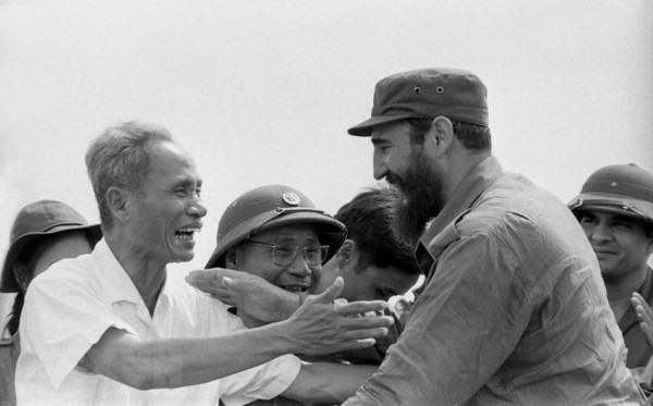 Thủ tướng Cuba Fidel Castro cùng Thủ tướng Phạm Văn Đồng trong cuộc mít tinh của nhân dân Quảng Trị chào mừng đoàn đại biểu Cuba đến thăm vùng Giải phóng miền Nam Việt Nam, ngày 15-9-1973_Ảnh: TTXVN
