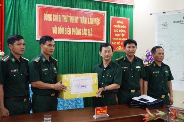 Đồng chí Bí thư Tỉnh ủy cùng đoàn công tác tặng quà cán bộ, chiến sĩ Đồn Biên phòng Đăk Blô (ảnh: baokontum.com.vn)