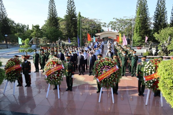 Các đại biểu tham dự Lễ viếng các anh hùng liệt sĩ tại Nghĩa trang liệt sĩ tỉnh . Ảnh: QĐ