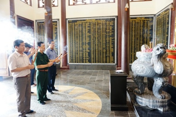 Đồng chí Bí thư Tỉnh ủy Dương Văn Trang thăm, dâng hương tại di tích lịch sử Điểm cao 995 - Chư Tan Kra. (ảnh: baokontum.com.vn)