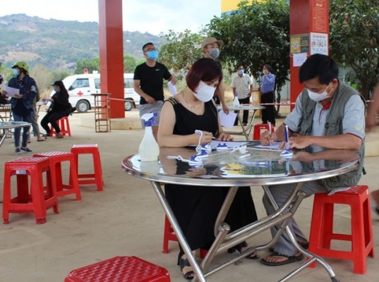 Người dân đang khai báo y tế tại Chốt kiểm tra, Tổ liên ngành kiểm tra phòng, chống COVID-19 Sao Mai